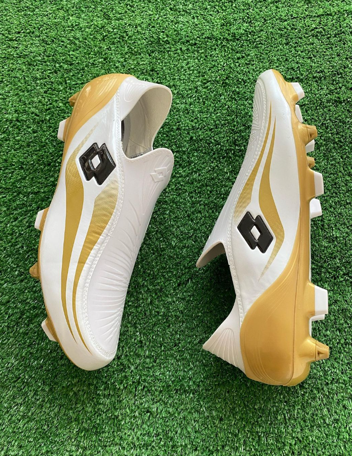 The first ever laceless football boots distrubuted to the global market - the Lotto Zhero Gravity Football Boots in White & Gold.